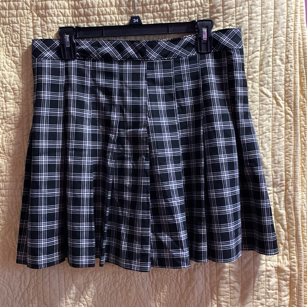 Divided pleated black white plaid mini skirt size 10